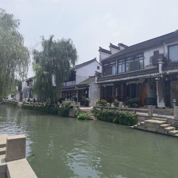 胡歌老婆客串《繁花》引争议，长相遭网友吐槽，跟历届女友不能比